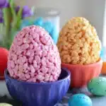 two pictures one shows an easter egg and the other shows how to decorate eggs with crochet