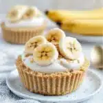 there is a banana cream pie on the plate
